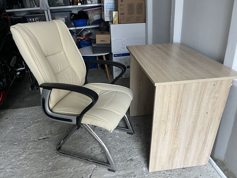 Scaun fotoliu și birou