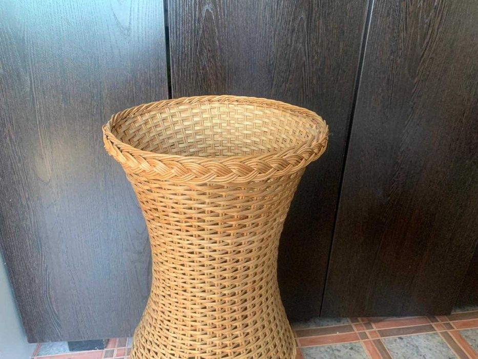 Плетёная ваза напольная