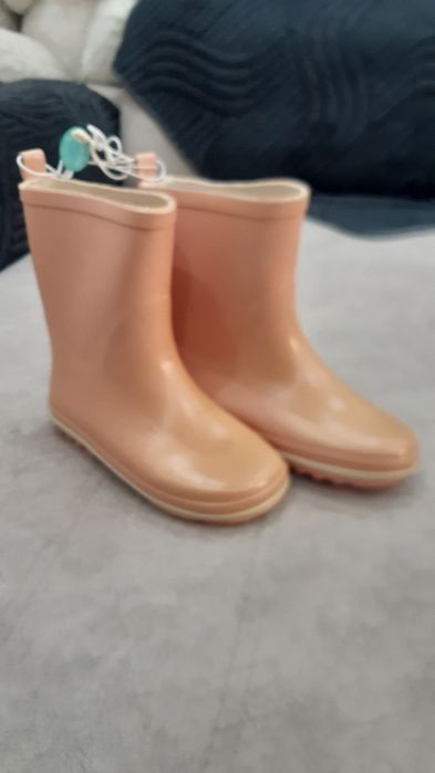 Продам  резиновые  сапожки  на девочек (мальчиков).