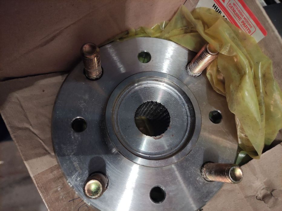 Предна главина за Мицубиши