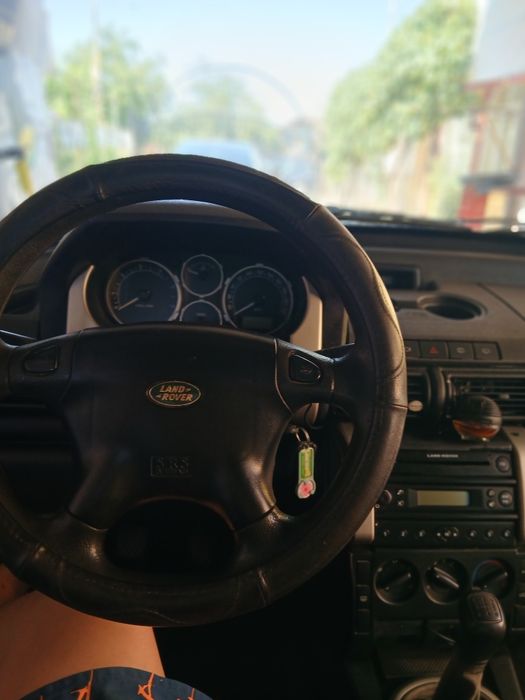 Land Rover ! O dau din motivul ca vreau sa îmi iau ceva cu care sa pot cara .Nu vreau sa stric o mașină ca asta pe camp