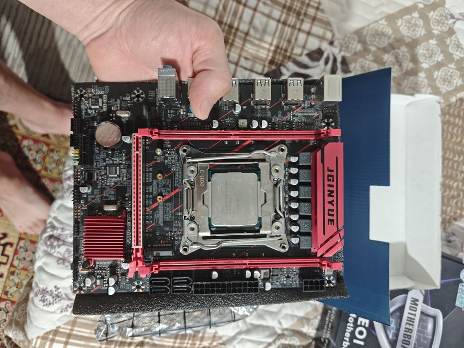 Материнская плата в комплекте.