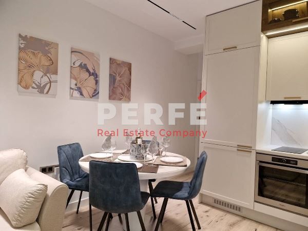 Дава се под наем Тристаен апартамент в Бургас, Център - 80 кв.м за 2250 € - Снимка #2