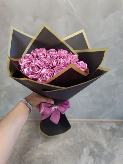 Букети от сатенени рози