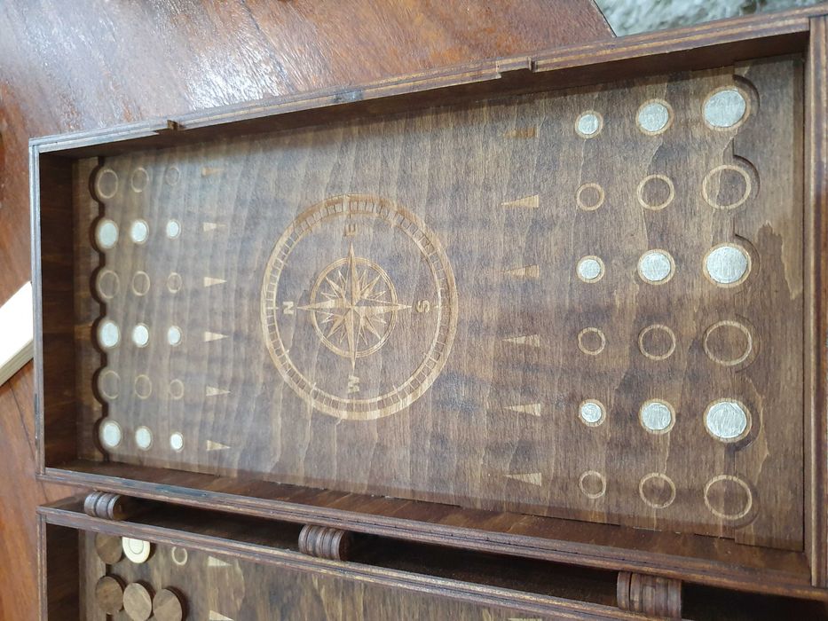 Табла с цвят на черешово дърво и с дизайн на световните посоки