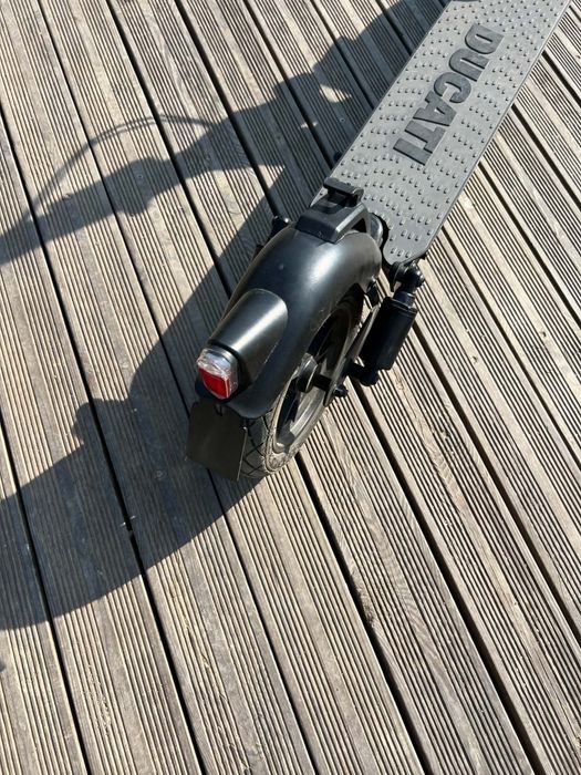 Vând trotineta electrica ducati