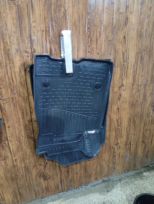 Автоковрик на Хавал М6, отдам недорого, брат за 25000тг.