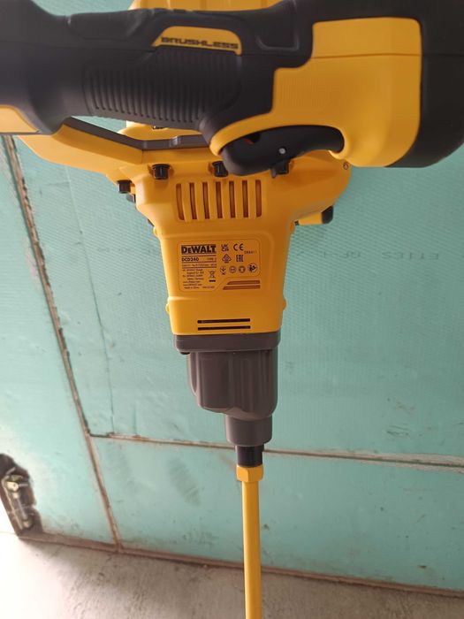 Миксер Dewalt 54V.Чисто нов с нов батерия и ново зарядно.С гаранци..jh
