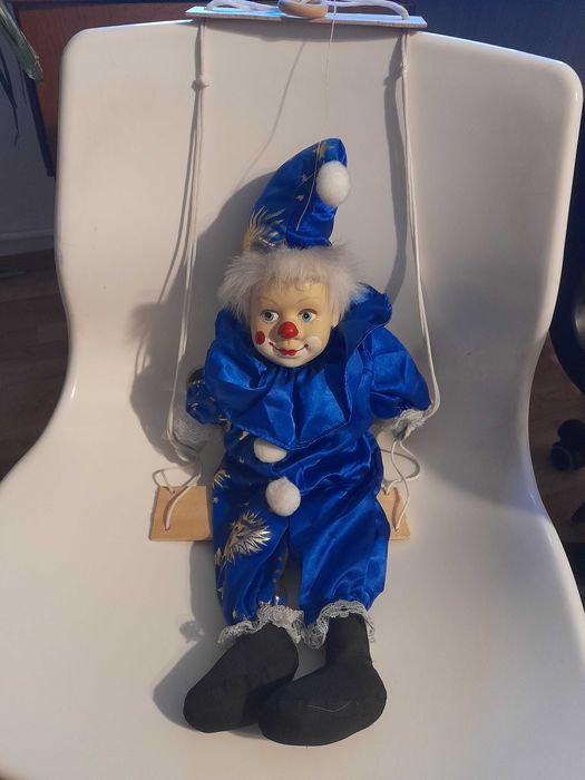 Clovn albastru pe leagan