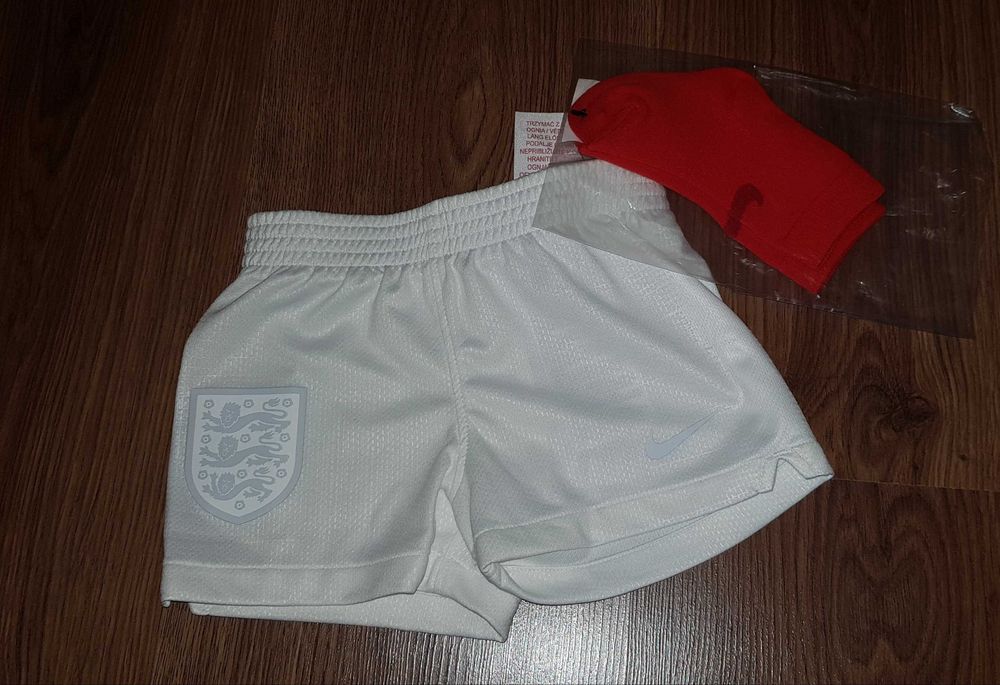 Нови Nike къси панталони + чорапи за 6 месеца