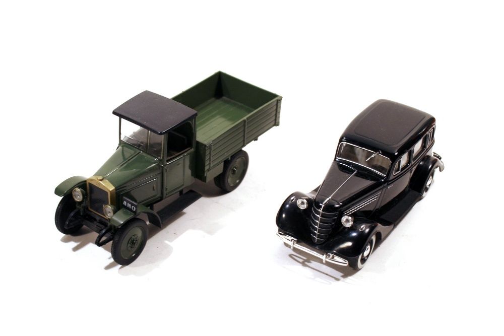 2 игрушечные машины: Первые машини вып-шиеся в СССР. Масштаб 1:43.