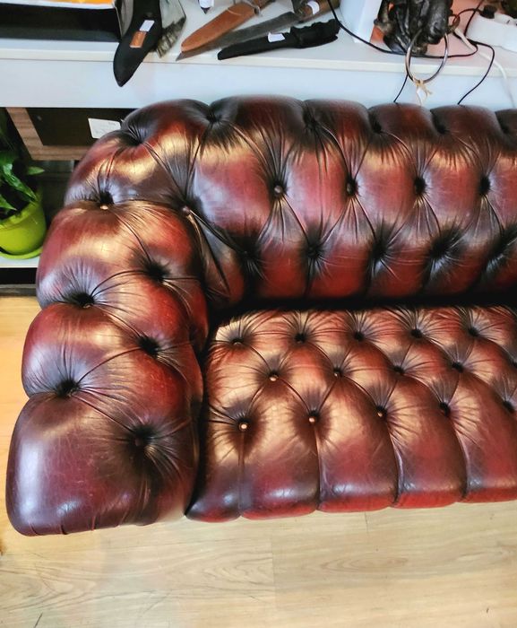 Кожен диван Chesterfield – тъмно бордо