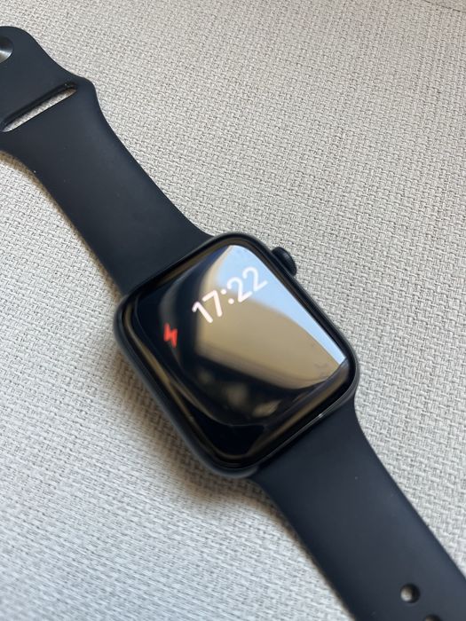 Apple watch SE часовник 44мм