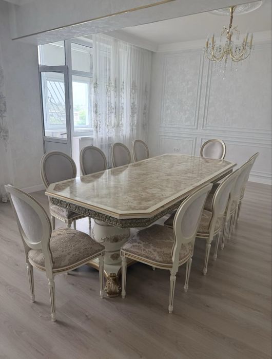 Стол со стульями
