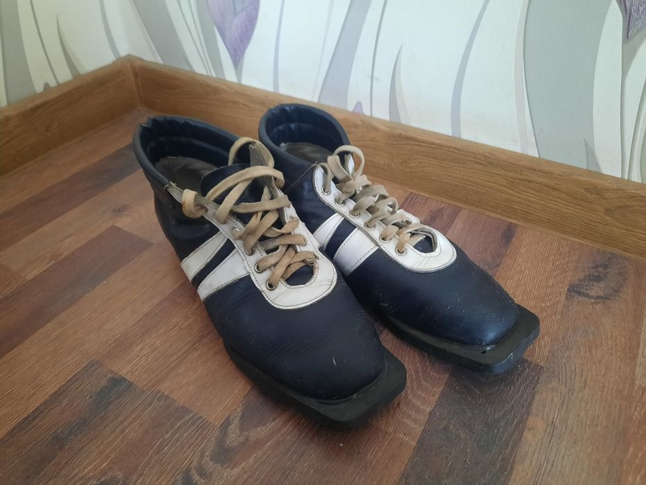 Продам пластиковые лыжи