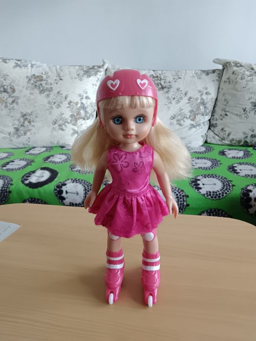Păpușa Maia și Barbie