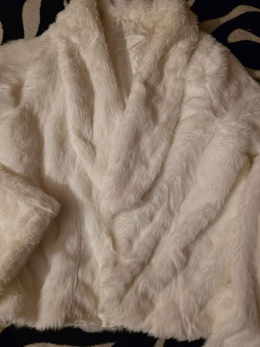 Rochie de  mireasä cu cerc gecuta blană si vual tot la 500 lei S