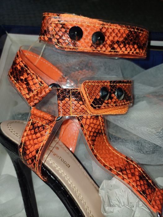 Sandale cu toc înalt de vânzare