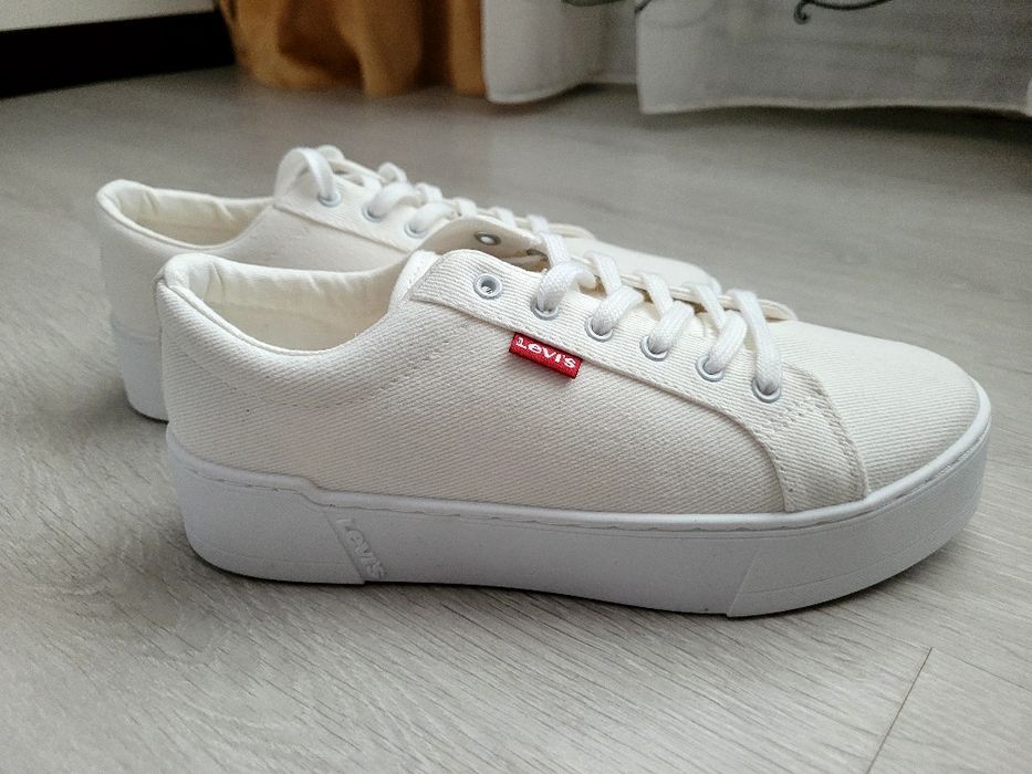 Teniși Levi's noi