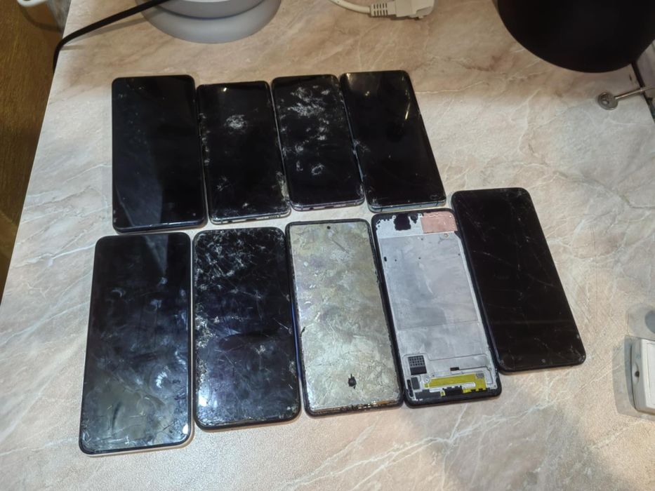 Продавам телефони за части