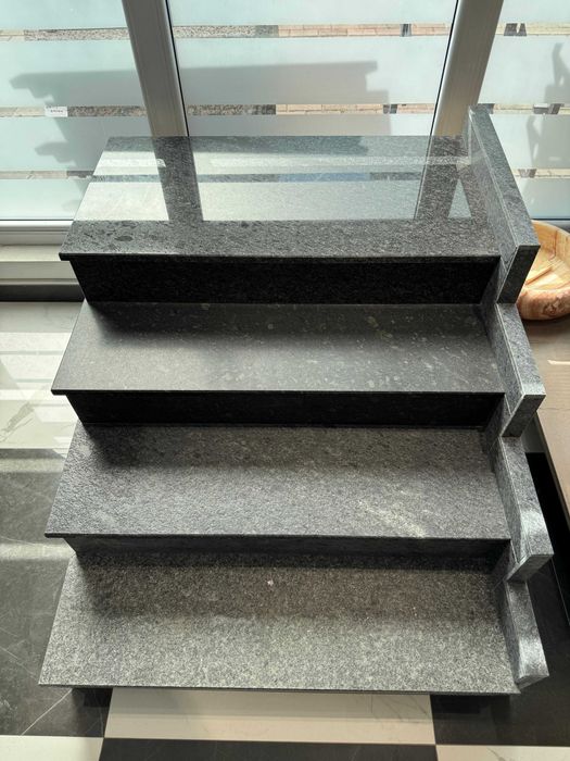 Granit gri antracit pentru scari exterioare