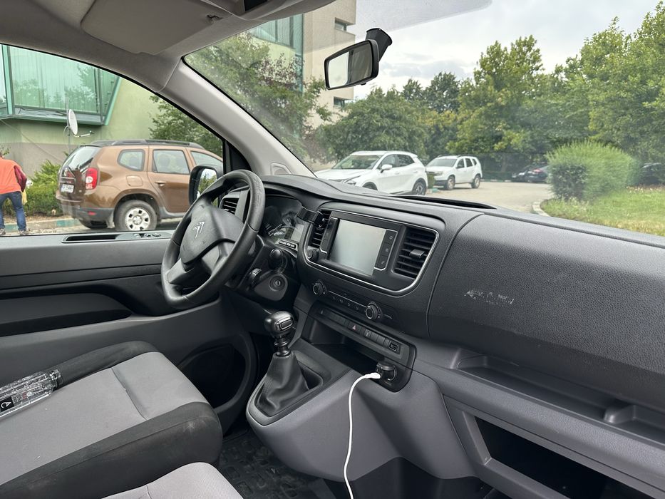 Inchiriere auto microbuz 8+1 - 9  locuri Rent a car