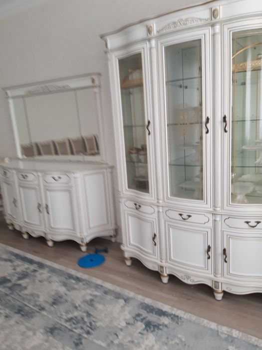 Буфет  гостинной  қасында  айнасы  бар  .упаковкада  тұр