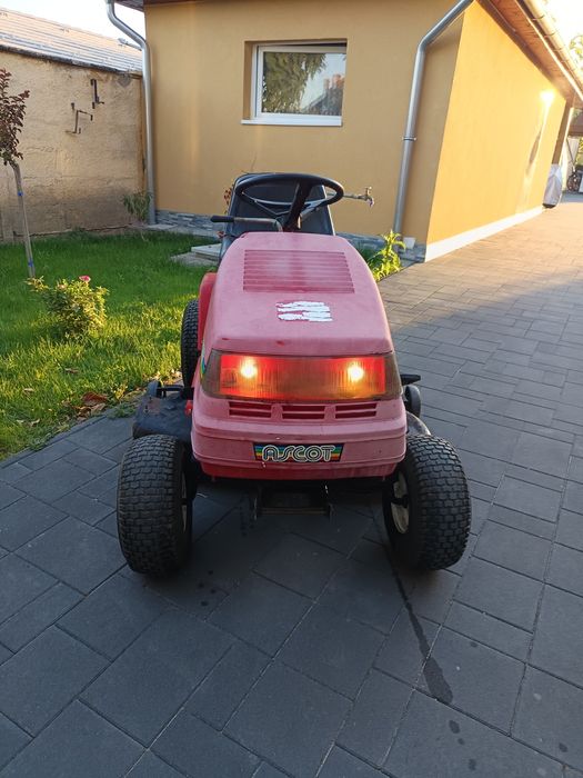 Tractoras tuns iarba