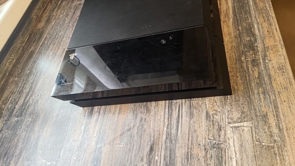 Vând consola PS 4 defecta