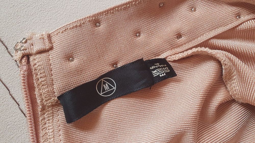 Рокля, тъмно бежово, бандажна с капси