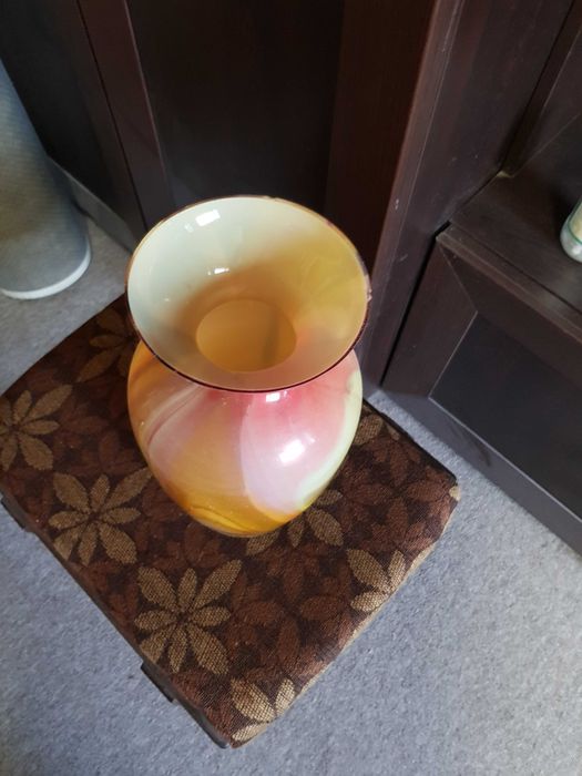 Стара ваза от цветно стъкло