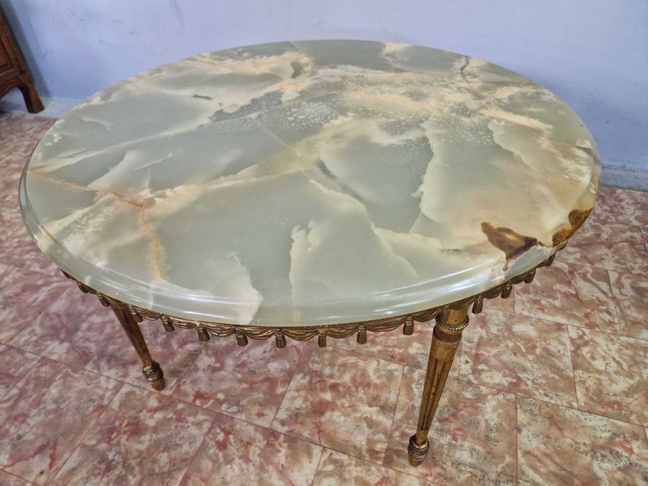 Кръгла холна маса с плот от полускъпоценен камък оникс