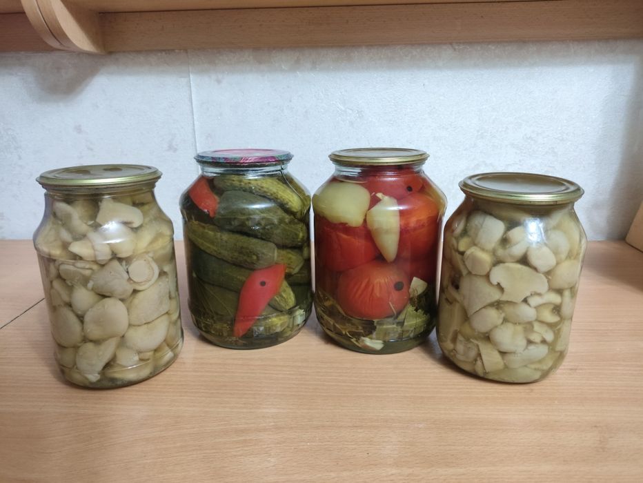 Маринованные грибы, помидоры