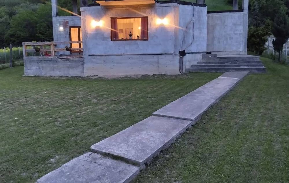 Apartament la vilă 60 mp + teren 200 mp și curte proprie – zonă de case noi, Str. Păltiniș Nr. 3, Bicaz, Neamț