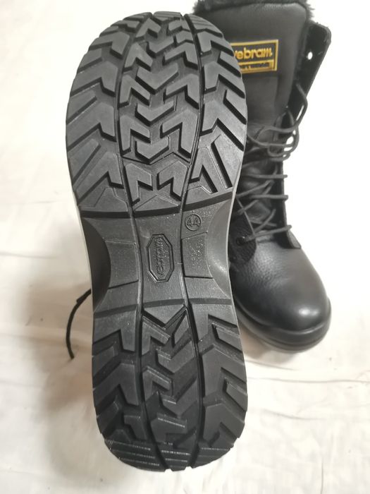 Янги этик 44 размер сотилади.