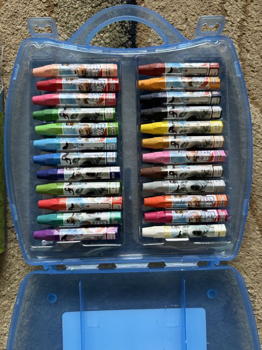 Карандаши мелки в чемоданчике и в сумочке