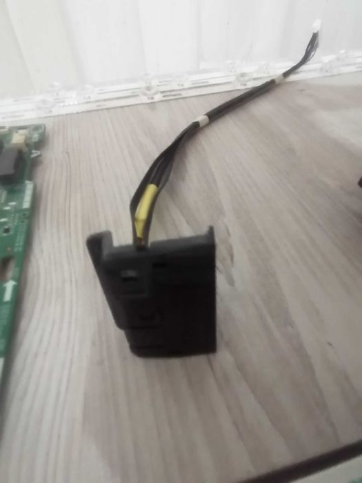 Dezmembrez tv samsung UE50AU7172U