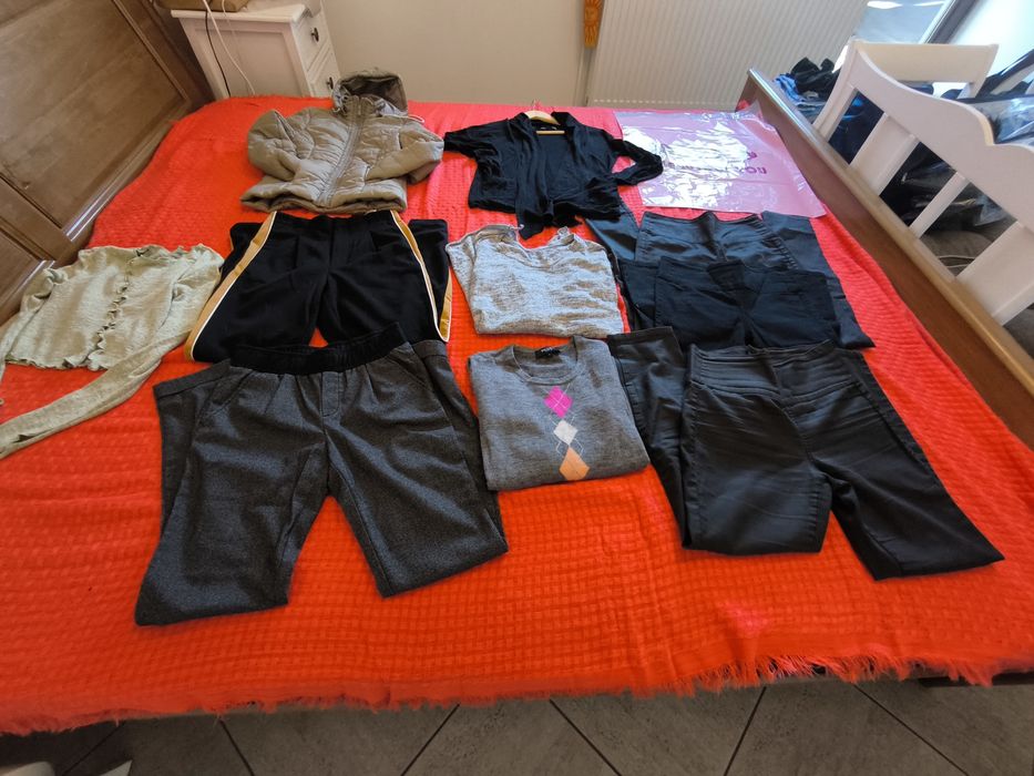 Lot haine, 11 buc, mărime S,pantaloni 5 buc, 1 geaca de toamna,3 pulo