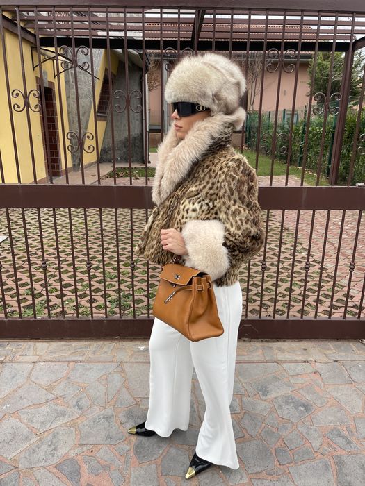 Haina scurta din blana naturala de ocelot cu guler si mansete de vulpe