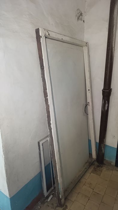 Дверь железный крепкий.