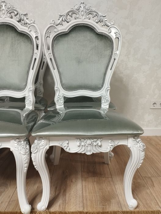 Стол и стулья Versace