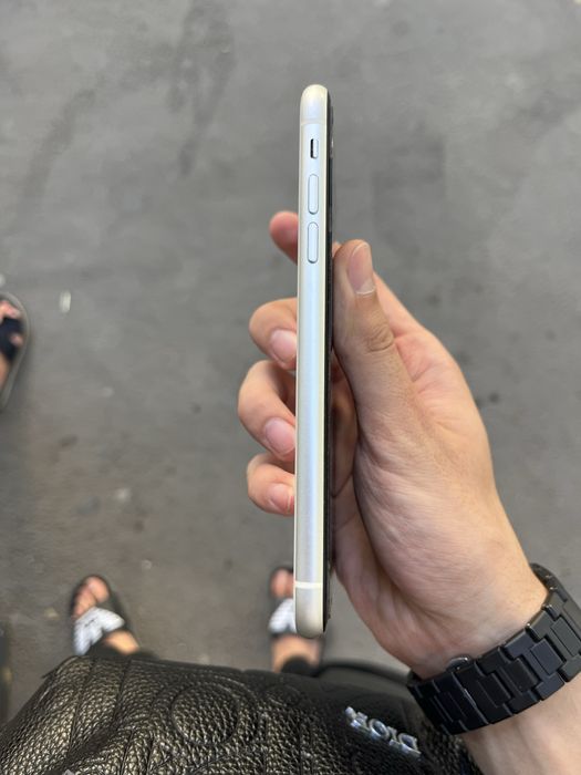 iPhone 11 белыйй