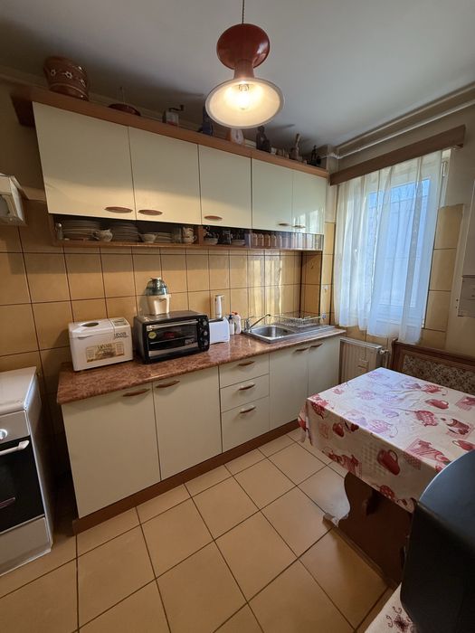 Apartament 3 camere, semidecomandat, etaj 3/4, parcare – Barbu Lăutaru, cartier Astra, Brașov