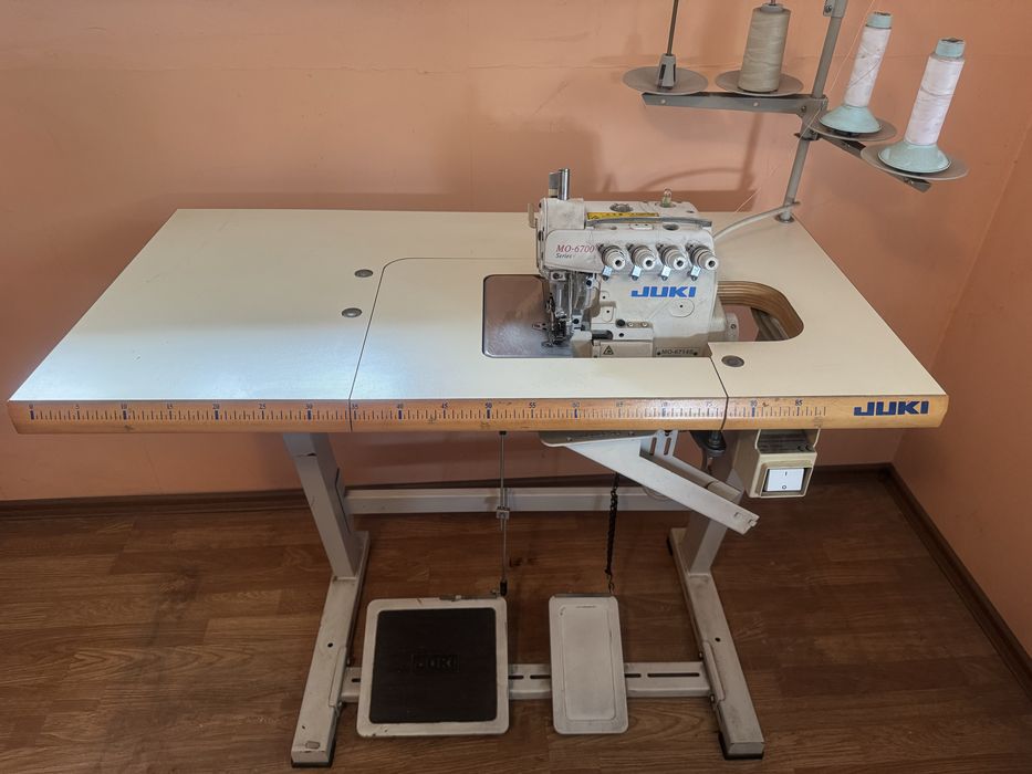 Продавам четириконечен оверлог JUKI МО-6714 S