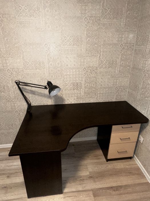 Продам стол в хорошем состоянии .