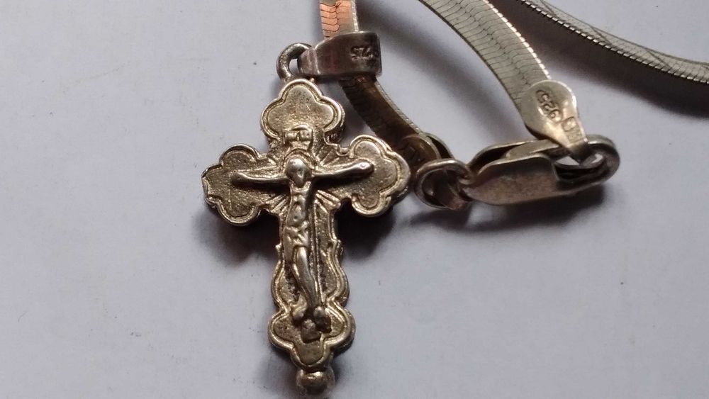 Сребърени кръст и елегантен сплескана плетка синджир с маркировки