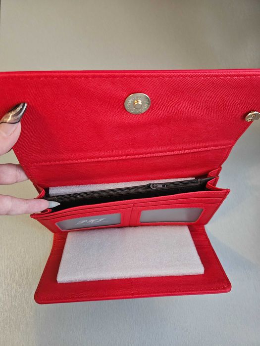 Червено портмоне