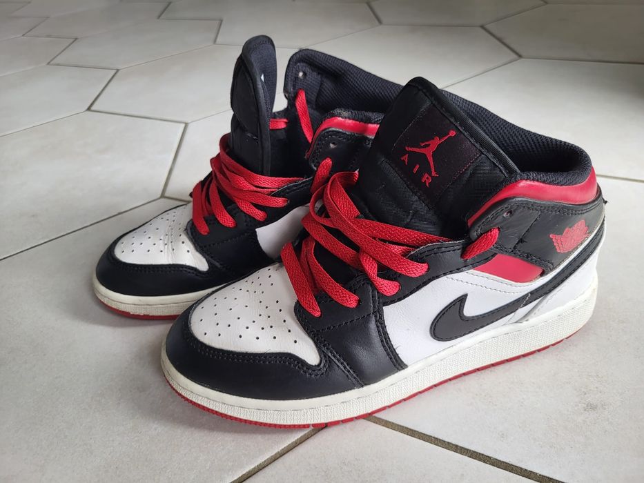 Nike Air Jordan 1 Mid GS "Black Toe", măr. 37.5, 220 RON