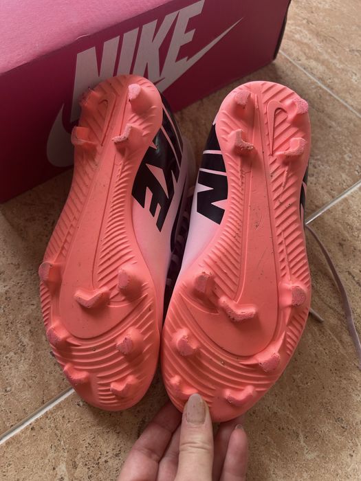 Детски бутонки за футбол Nike