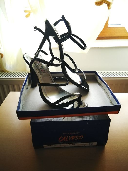 Vând sandale negre damă